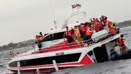 finfeng_Detik_detik_Fast_Boat_Tenggelam_di_Laut_Bali