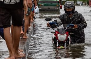 Pantura Kaligawe Semarang Banjir, Sejumlah Kendaraan Mogok