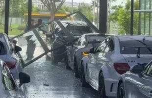 Viral Mitsubishi Xpander Tabrak Porsche Seharga Rp 8,9 Miliar di Showroom, Warganet Jadi Ikut Pusing