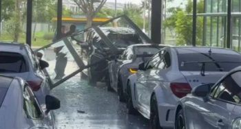 Viral Mitsubishi Xpander Tabrak Porsche Seharga Rp 8,9 Miliar di Showroom, Warganet Jadi Ikut Pusing