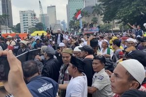 Demo di Patung Kuda Ricuh, Massa Pendukung Anies Lempar Botol hingga Batu ke Arah Pendukung Prabowo
