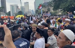Demo di Patung Kuda Ricuh, Massa Pendukung Anies Lempar Botol hingga Batu ke Arah Pendukung Prabowo