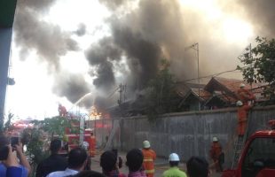 BREAKING NEWS – Kebakaran Melanda Permukiman Padat Penduduk di Manggarai