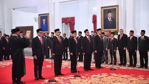 Detik-Detik Jokowi Lantik 3 Menteri dan 1 Wamen di Istana Negara