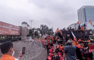 Massa Demo Tolak RUU Pilkada Mulai Kepung Gedung DPR
