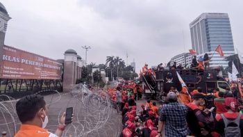 Massa Demo Tolak RUU Pilkada Mulai Kepung Gedung DPR
