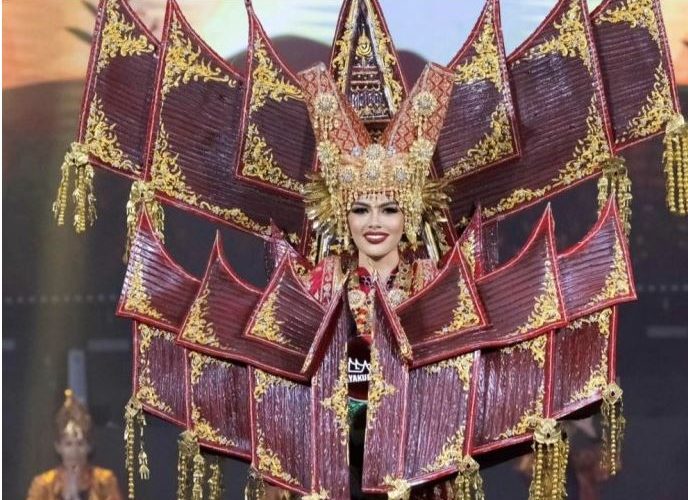 Miss Grand Internasional 2024 Nova Liana Pakai Kostum Masakan Padang