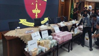 Penampakan Uang Rp 920 Miliar dan 51 Kg Emas yang Disita dari Eks Pejabat MA