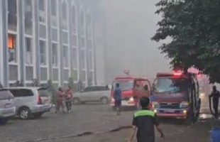 BREAKING NEWS Gedung Rektorat Kampus UIN Jakarta Kebakaran, 10 Mobil Damkar Dikerahkan