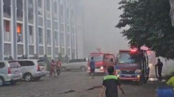 BREAKING NEWS Gedung Rektorat Kampus UIN Jakarta Kebakaran, 10 Mobil Damkar Dikerahkan