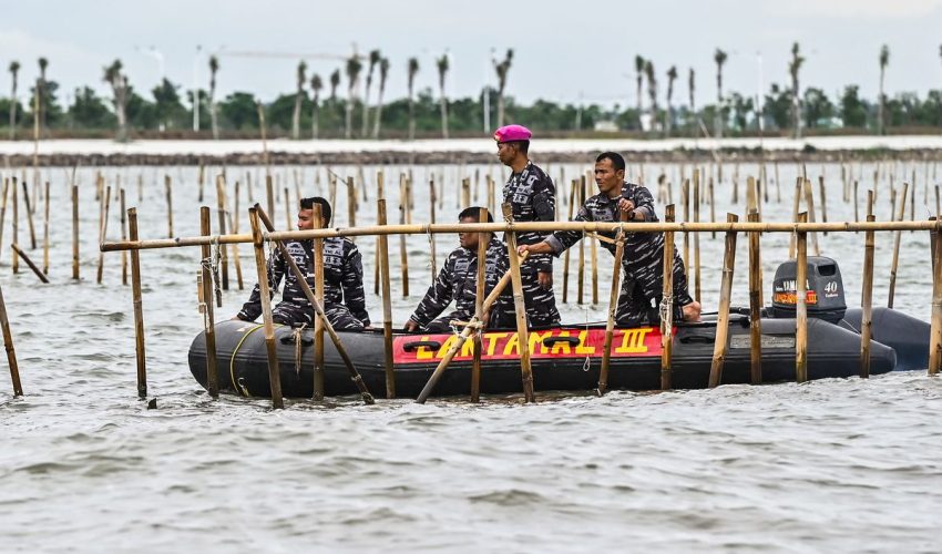 TNI AL Terjunkan 3 Unit Tank Amfibi Bongkar Pagar Laut Tangerang