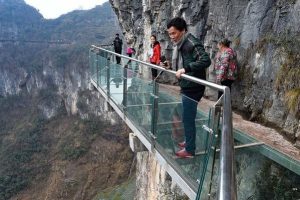 WISATA EKSTREM CHINA JEMBATAN KACA HINGGA RESTORAN MENEMPEL DI TEBING