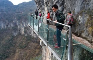 WISATA EKSTREM CHINA JEMBATAN KACA HINGGA RESTORAN MENEMPEL DI TEBING