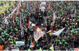 Driver Ojol Demo Besar-besaran Tuntut THR