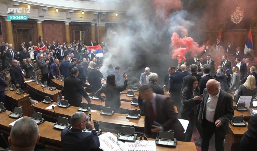 Parlemen Serbia Rusuh, Granat Asap Meledak Saat Rapat