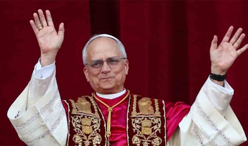 Asap Putih Konklaf  Artinya Paus Baru Telah Terpilih!