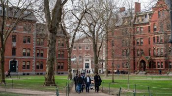 Trump Resmi Larang Harvard University Terima Mahasiswa Asing