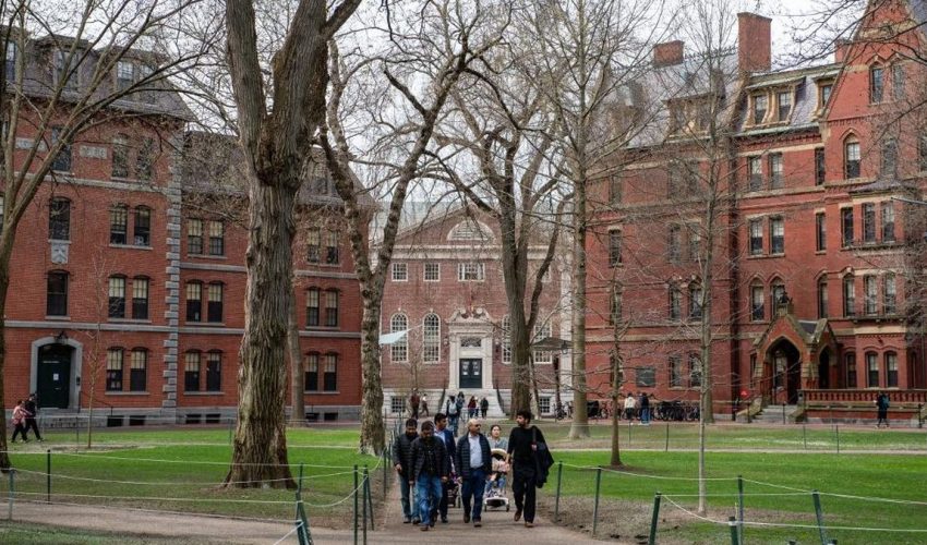 Trump Resmi Larang Harvard University Terima Mahasiswa Asing