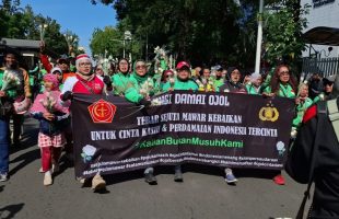 Aksi Damai Demo Di Monas Ojol Dengan  Bunga