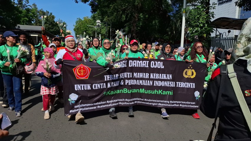 Aksi Damai Demo Di Monas Ojol Dengan  Bunga