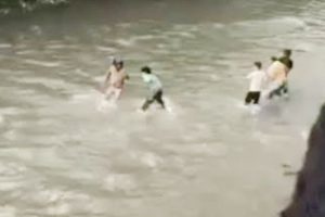 Menkeu Nepal Bishnu Prasad Ditelanjangi dan Dipukuli Massa di Sungai