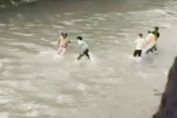 Menkeu Nepal Bishnu Prasad Ditelanjangi dan Dipukuli Massa di Sungai