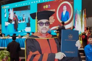 Ahmad Sahroni Tiba-tiba Muncul ke Publik, Kali Ini Wisuda S3 Ilmu Hukum