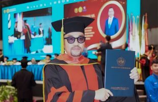 Ahmad Sahroni Tiba-tiba Muncul ke Publik, Kali Ini Wisuda S3 Ilmu Hukum