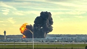 Pesawat Cargo UPS Jatuh Meledak  Di Bandara Ketucky AS Dan 7 Orang Tewas